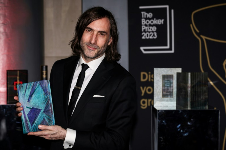 L&#39;écrivain irlandais Paul Lynch avec son roman « Prophet Song », lauréat du Booker Prize 2023