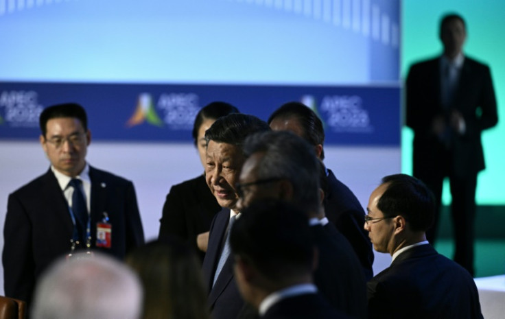 Le président chinois Xi Jinping (au centre) a déclaré que les autorités doivent garantir un traitement juridique « global, ouvert et transparent » aux entités étrangères.