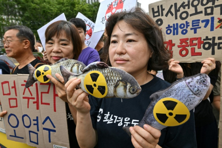 Des militants sud-coréens protestent contre le projet du Japon de rejeter les eaux usées de la centrale nucléaire en catastrophe de Fukushima