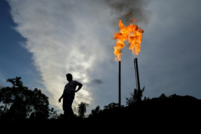 Une torche de gaz provenant d&#39;une raffinerie en Équateur