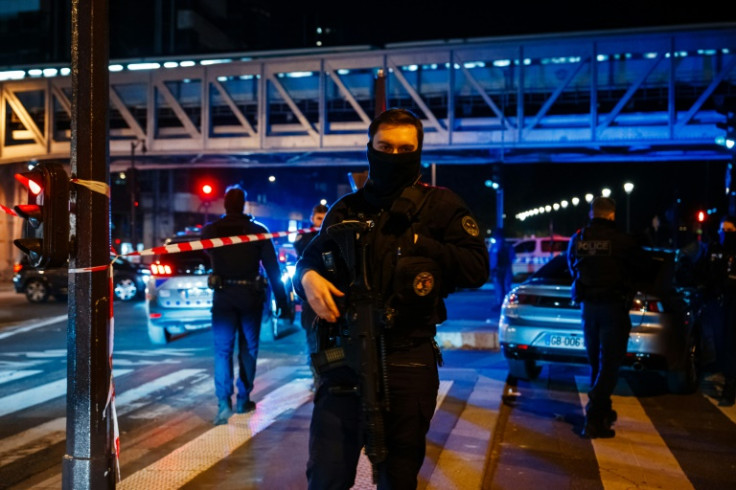 La police a rapidement bouclé les lieux autour du pont de Bir Hakeim sur la Seine.