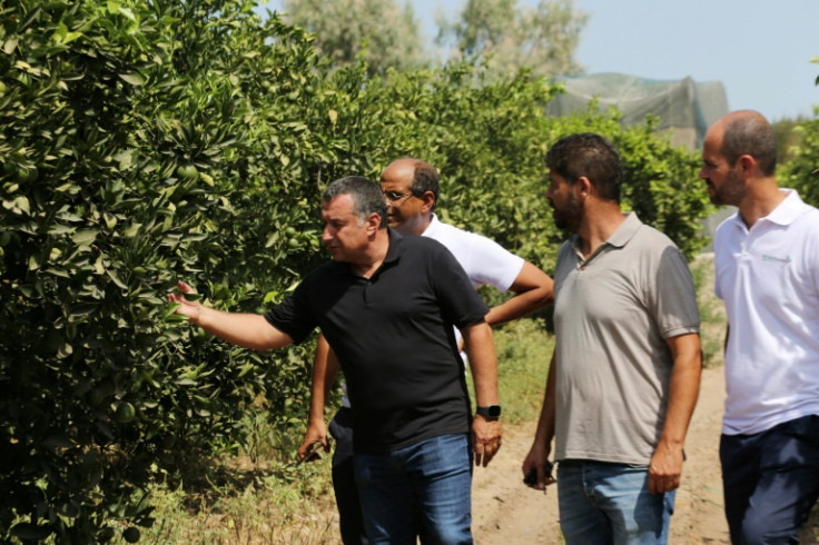Yassine Gargouri (à gauche), un agriculteur qui a embauché la start-up RoboCare, vérifie ses agrumes dans la région de Nabeul, en Tunisie