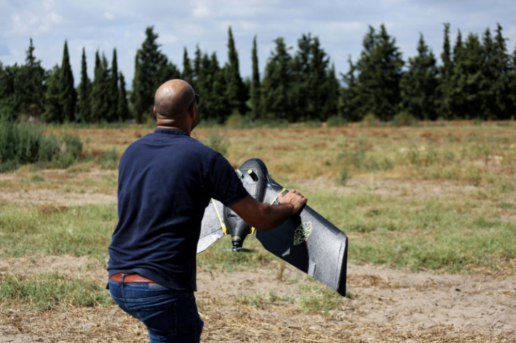 Un technicien de la startup RoboCare se prépare à faire voler un drone au-dessus d&#39;une zone agricole