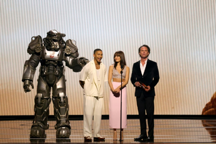 Les acteurs impliqués dans une émission télévisée "Fallout" en cours de création pour Amazon participent aux Game Awards 2023 où une série "Last of Us" basée sur le jeu vidéo éponyme a remporté le prix de la meilleure adaptation