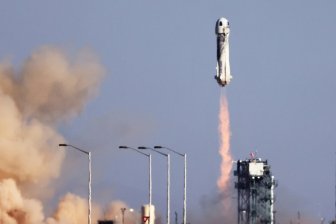 Le New Shepard de Blue Origin décolle de la rampe de lancement transportant l&#39;acteur de Star Trek âgé de 90 ans, William Shatner, et trois autres civils, le 13 octobre 2021, près de Van Horn, au Texas.