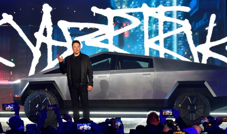 Le PDG de Tesla, Elon Musk, a parlé de manière optimiste de la conduite autonome, mais les directives officielles de Tesla demandent aux utilisateurs du pilote automatique de rester engagés.