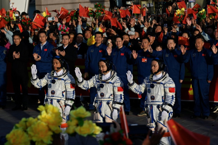 Les astronautes chinois Jiang Xinlin, Tang Shengjie et Tang Hongbo saluent avant de monter à bord du vaisseau spatial Shenzhou-17 le 26 octobre 2023