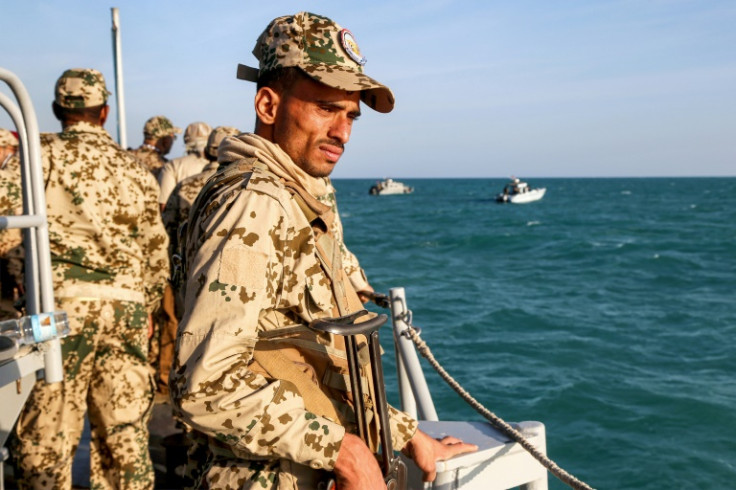 Un membre des garde-côtes yéménites fidèle au gouvernement internationalement reconnu monte à bord d&#39;un bateau de patrouille dans la mer Rouge, près du détroit stratégique de Bab al-Mandab