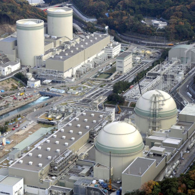 Une vue aérienne montre les bâtiments des réacteurs n° 4 (avant L), n° 3 (avant R), n° 2 (arrière L) et n° 1 de la centrale nucléaire de Takahama de Kansai Electric Power Co., dans la ville de Takahama, Fukui. préfecture, sur cette photo prise par Kyodo l
