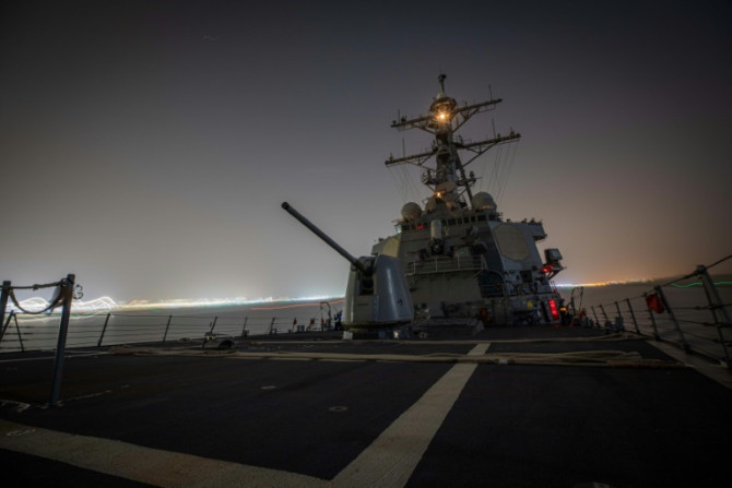 Le destroyer lance-missiles américain USS Carney a abattu plus d&#39;une douzaine de drones en mer Rouge lancés depuis les zones du Yémen contrôlées par les Houthis, selon des responsables de la défense.
