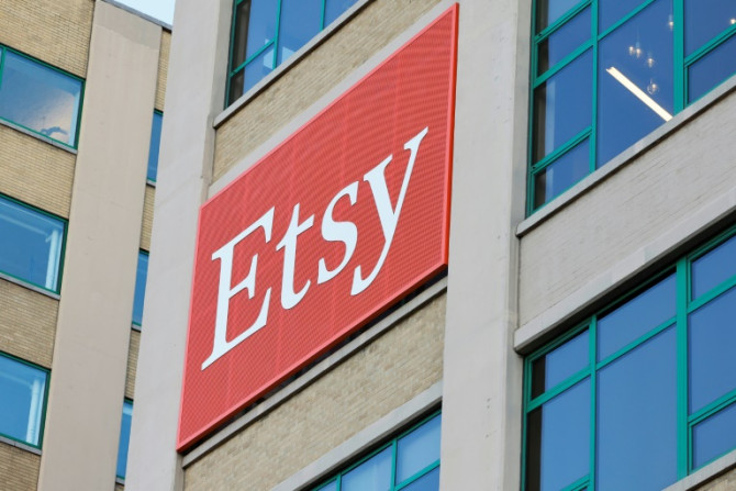 Le logo de la société Etsy est visible dans le bâtiment de son siège social à New York le 13 décembre 2023.