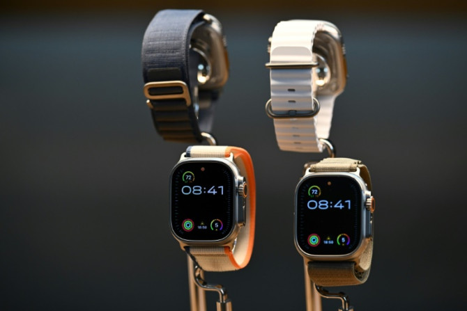 Les appareils Apple Watch Ultra 2 sont exposés à la vente à Los Angeles