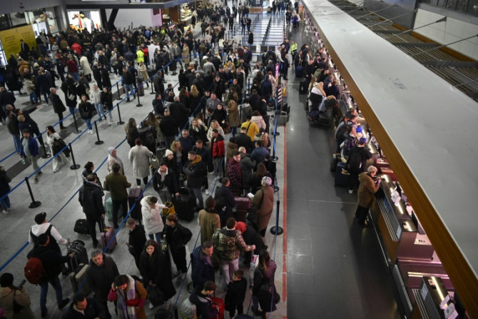 Les voyageurs font la queue à l&#39;aéroport international de Pristina après l&#39;entrée en vigueur d&#39;un nouveau système de visa de l&#39;UE permettant aux Kosovars de se rendre sans visa dans la zone sans frontières de l&#39;Europe.
