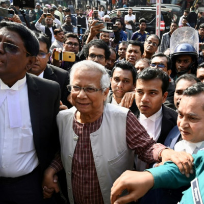 Le lauréat du prix Nobel de la paix bangladais Muhammad Yunus (au centre) comparaît devant un tribunal de Dhaka le 1er janvier 2024. Yunus risquait six mois de prison et un tribunal devrait se prononcer le 1er janvier sur une affaire de droit du travail d