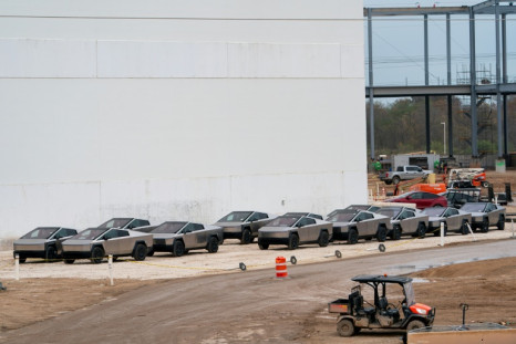 Tesla Cybertrucks nouvellement fabriqués dans l&#39;usine Giga Texas de l&#39;entreprise en décembre 2023, quelques semaines après le début des livraisons du véhicule futuriste.