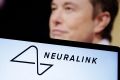 L&#39;illustration montre le logo Neuralink et la photo d&#39;Elon Musk