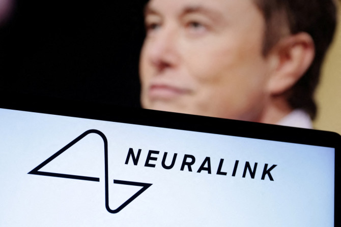 L&#39;illustration montre le logo Neuralink et la photo d&#39;Elon Musk