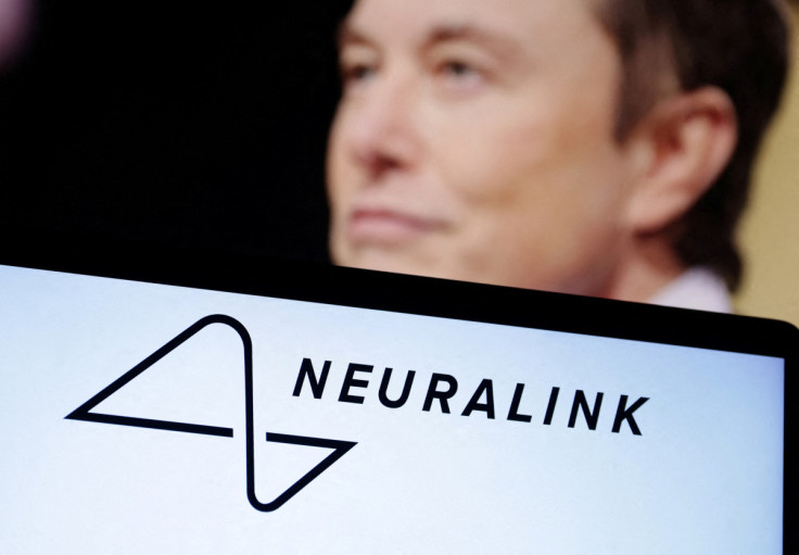 L&#39;illustration montre le logo Neuralink et la photo d&#39;Elon Musk