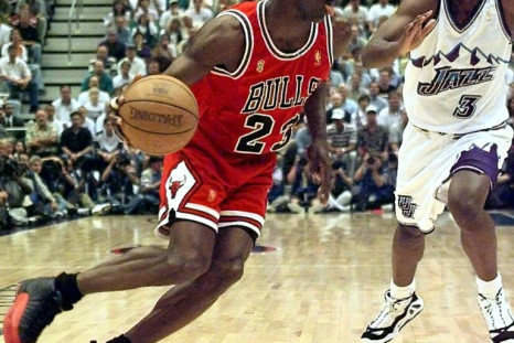Jordan a donné les chaussures séparées au responsable des communications des Chicago Bulls, Tim Hallam, après des matchs décisifs qui ont aidé le club à remporter six championnats NBA.