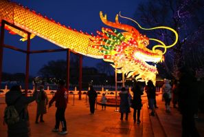 Les gens se rassemblent pour observer une figure de dragon géant dans un parc de Pékin le 9 février 2024, qui marque la veille du Nouvel An lunaire du Dragon.