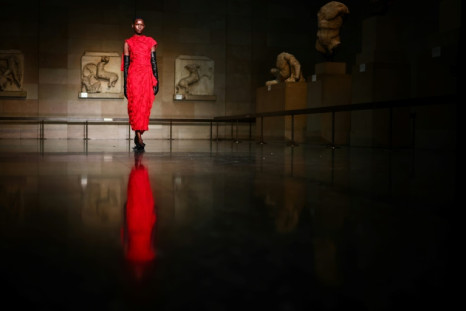 Le designer Erdem Moralioglu a choisi le cadre impressionnant de la salle d&#39;exposition des sculptures du Parthénon d&#39;Athènes au British Museum