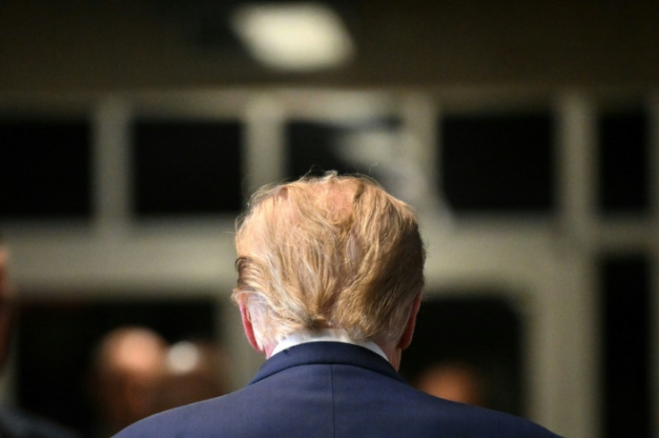 L&#39;ancien président américain Donald Trump se rend dans la salle d&#39;audience après s&#39;être adressé à la presse au tribunal pénal de Manhattan à New York, le 15 février 2024.