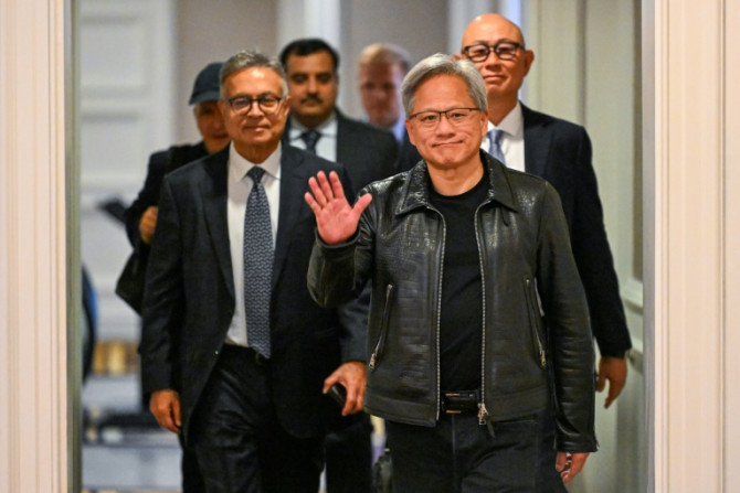 Jensen Huang, cofondateur et PDG de Nvidia, salue alors qu&#39;il arrive pour une table ronde médiatique à Kuala Lumpur le 8 décembre 2023