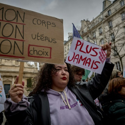 Le soutien du public s’est largement inversé en faveur de l’inclusion de l’avortement dans la Constitution française