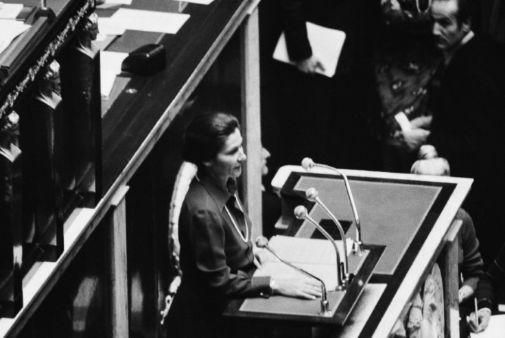 La ministre de la Santé, Simone Veil, s&#39;est battue pour faire adopter la loi sur l&#39;avortement en France par le Parlement.