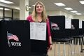 Joanna Francescut, la registraire électorale du comté de Shasta en Californie, se tient dans un bureau de vote à Redding le 24 février 2024.