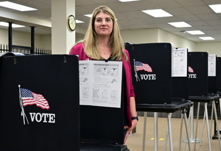 Joanna Francescut, la registraire électorale du comté de Shasta en Californie, se tient dans un bureau de vote à Redding le 24 février 2024.