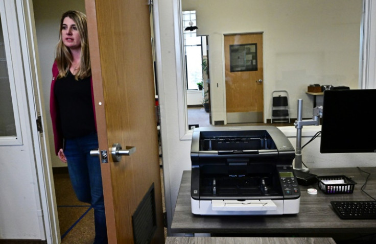 La registraire électorale Joanna Francescut montre les nouvelles machines conçues pour compter les votes dans le comté de Shasta, en Californie, le 23 février 2024.