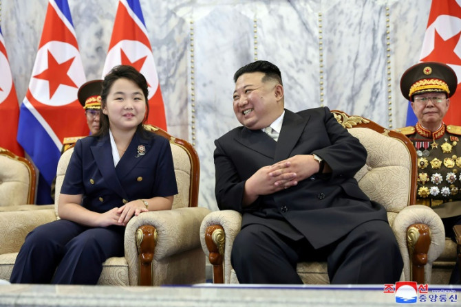Des signaux récents indiquent que la fille de Kim Jong Un, Ju Ae (à gauche), pourrait être sur la bonne voie pour diriger la Corée du Nord.
