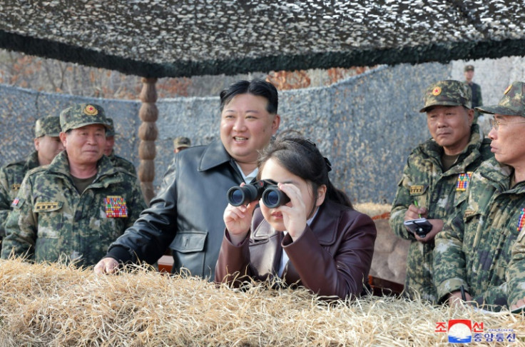 Ju Ae, vue avec des jumelles, a accompagné son père Kim Jong Un à une série d&#39;événements militaires