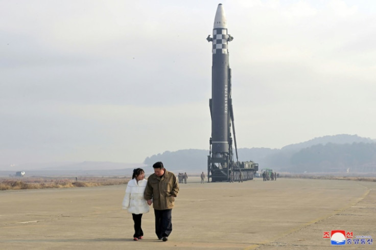 Le dirigeant nord-coréen Kim Jong Un (à droite) marche avec sa fille Ju Ae alors qu&#39;il inspecte un nouveau missile balistique intercontinental