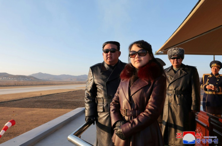 Jue Ae (au centre), la fille de Kim Jong Un, a suivi l&#39;exemple vestimentaire de son père, amoureux des vestes en cuir.