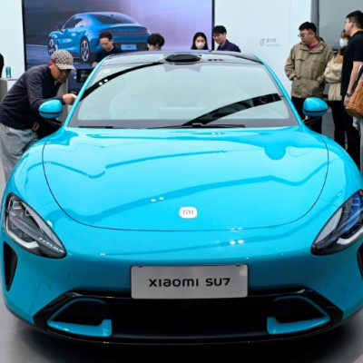 Une voiture électrique Xiaomi SU7 est exposée dans un magasin Xiaomi à Pékin le 26 mars 2024.