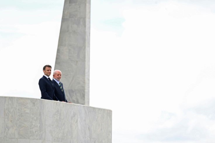 Le président français Emmanuel Macron et le président brésilien Luiz Inacio Lula da Silva se regardent après une réunion bilatérale au palais du Planalto à Brasilia