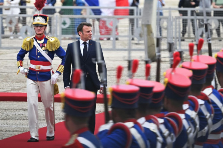 Le président français Emmanuel Macron arrive au palais du Planalto à Brasilia, le 28 mars 2024.