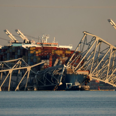 Des grues ont été déployées pour débloquer le port de Baltimore