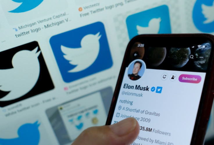 Les tiques bleues reviennent, pour certains – la tique bleue d&#39;Elon Musk à côté de son nom sur un smartphone en 2023