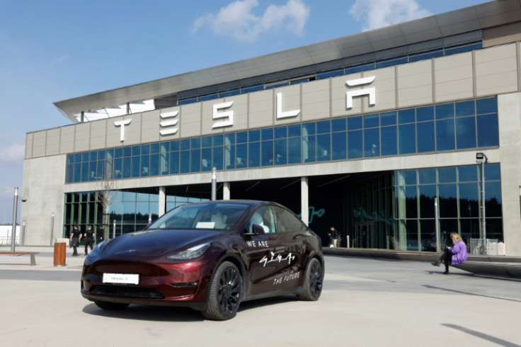 Une Tesla Model Y devant l'usine de l'entreprise près de Berlin