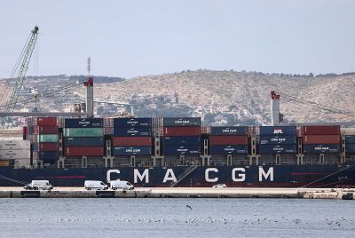 Cette photographie montre des conteneurs à bord d'un porte-conteneurs CMA CGM